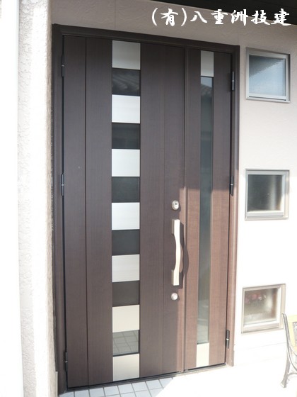 玄関リフォームドア・FIX窓(北九州市内施工事例)©八重洲技建